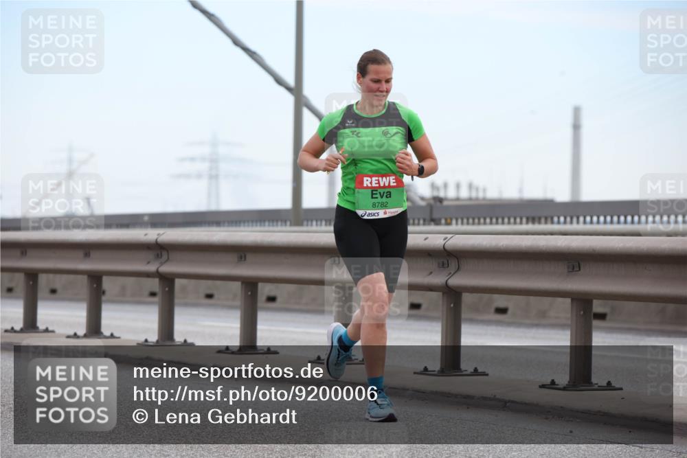 03.10.2025 - Köhlbrandbrückenlauf Lena Gebhardt http://msf.ph/oto/9200006 03.10.2025 15:21:01 Position 1 8782 meine-sportfotos.de