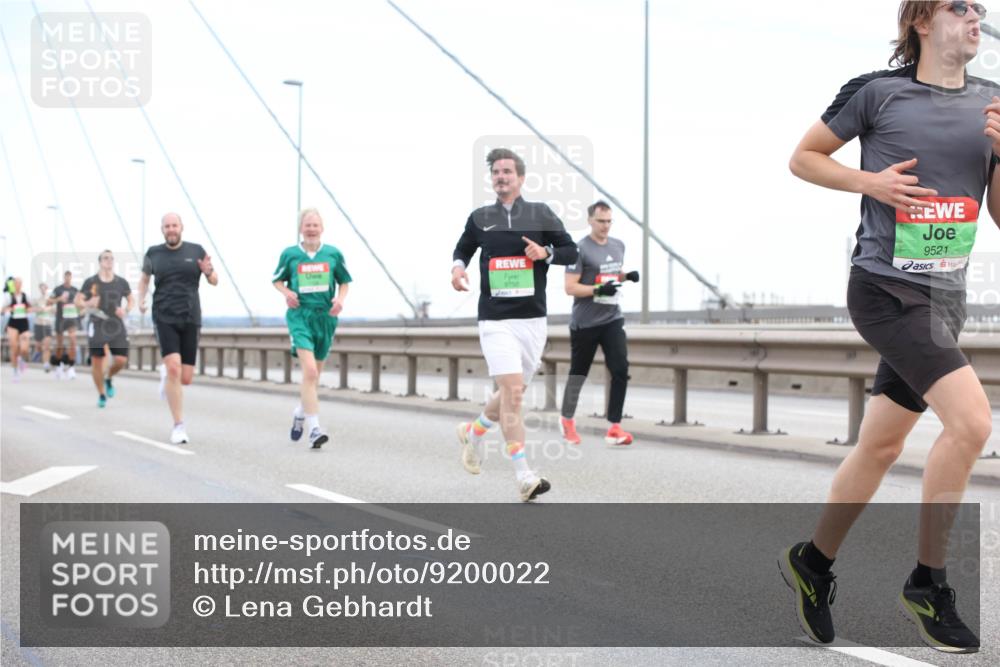 03.10.2025 - Köhlbrandbrückenlauf Lena Gebhardt http://msf.ph/oto/9200022 03.10.2025 15:21:07 Position 1 9521 meine-sportfotos.de