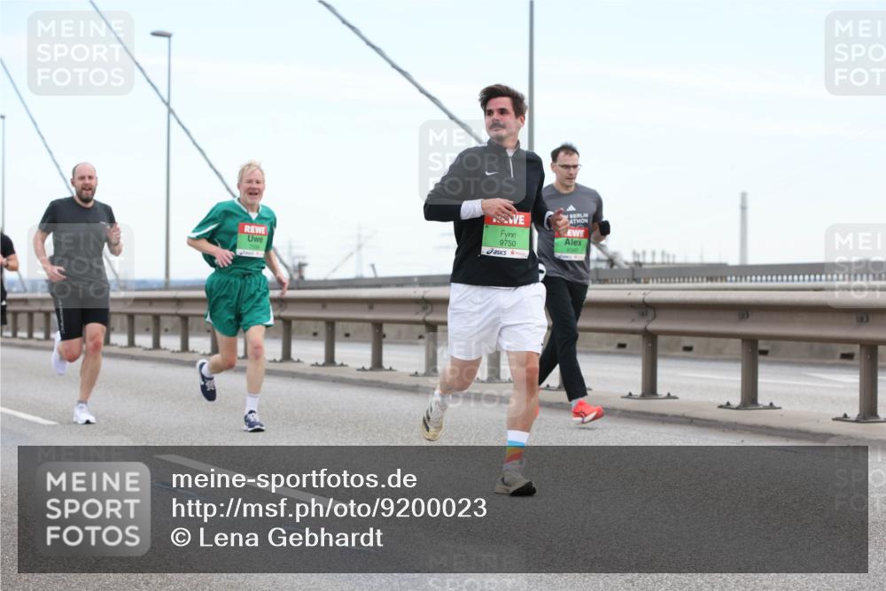 03.10.2025 - Köhlbrandbrückenlauf Lena Gebhardt http://msf.ph/oto/9200023 03.10.2025 15:21:07 Position 1 9750, 9340 meine-sportfotos.de