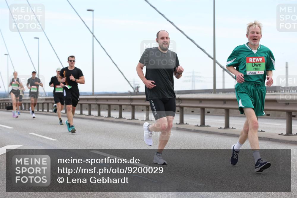 03.10.2025 - Köhlbrandbrückenlauf Lena Gebhardt http://msf.ph/oto/9200029 03.10.2025 15:21:09 Position 1 7109 meine-sportfotos.de