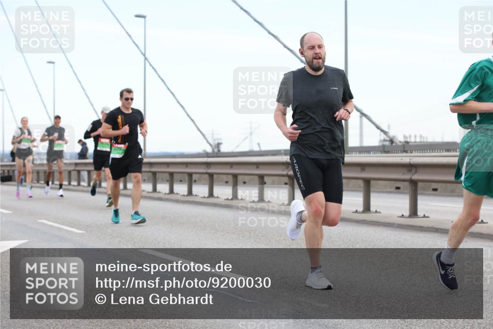03.10.2025 - Köhlbrandbrückenlauf Lena Gebhardt http://msf.ph/oto/9200030 03.10.2025 15:21:09 Position 1  meine-sportfotos.de