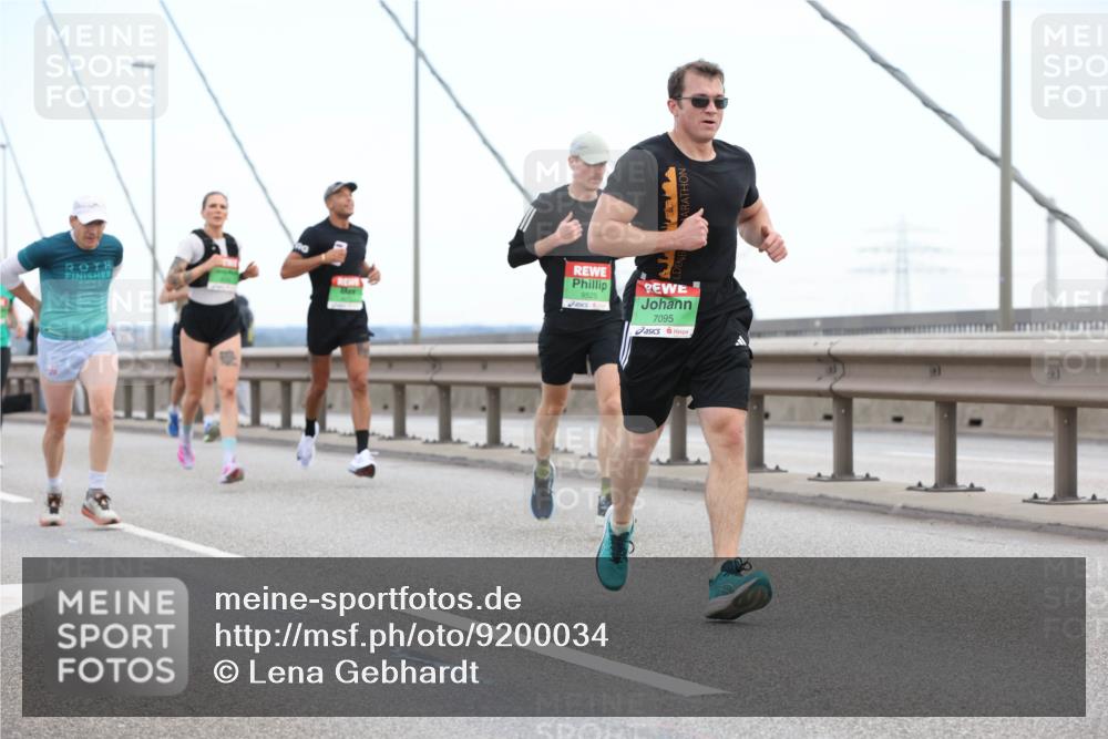 03.10.2025 - Köhlbrandbrückenlauf Lena Gebhardt http://msf.ph/oto/9200034 03.10.2025 15:21:10 Position 1 7021, 9525, 7095 meine-sportfotos.de