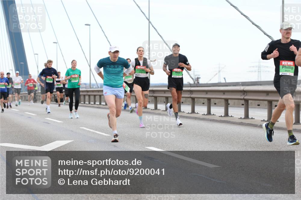 03.10.2025 - Köhlbrandbrückenlauf Lena Gebhardt http://msf.ph/oto/9200041 03.10.2025 15:21:12 Position 1 2025, 9525, 9178, 9177 meine-sportfotos.de