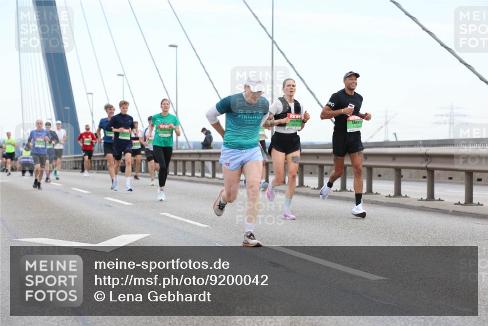 03.10.2025 - Köhlbrandbrückenlauf Lena Gebhardt http://msf.ph/oto/9200042 03.10.2025 15:21:12 Position 1 2025 meine-sportfotos.de