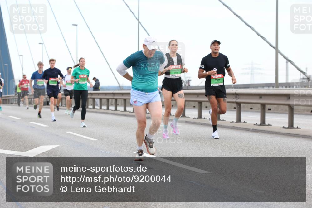 03.10.2025 - Köhlbrandbrückenlauf Lena Gebhardt http://msf.ph/oto/9200044 03.10.2025 15:21:12 Position 1 22, 2025, 9178, 9177 meine-sportfotos.de