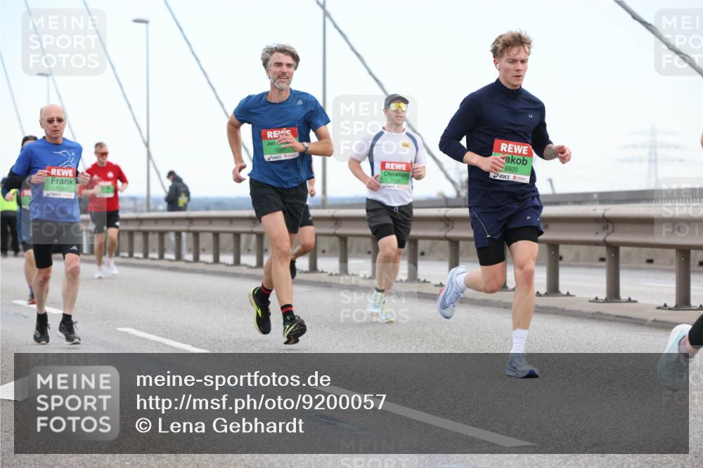 03.10.2025 - Köhlbrandbrückenlauf Lena Gebhardt http://msf.ph/oto/9200057 03.10.2025 15:21:16 Position 1 7046, 7087, 7128, 8920 meine-sportfotos.de