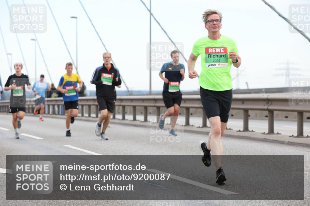 03.10.2025 - Köhlbrandbrückenlauf Lena Gebhardt http://msf.ph/oto/9200087 03.10.2025 15:21:24 Position 1 7092 meine-sportfotos.de