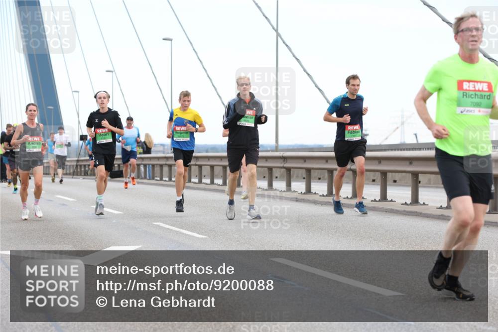 03.10.2025 - Köhlbrandbrückenlauf Lena Gebhardt http://msf.ph/oto/9200088 03.10.2025 15:21:24 Position 1 88721, 9187, 7092, 111 meine-sportfotos.de