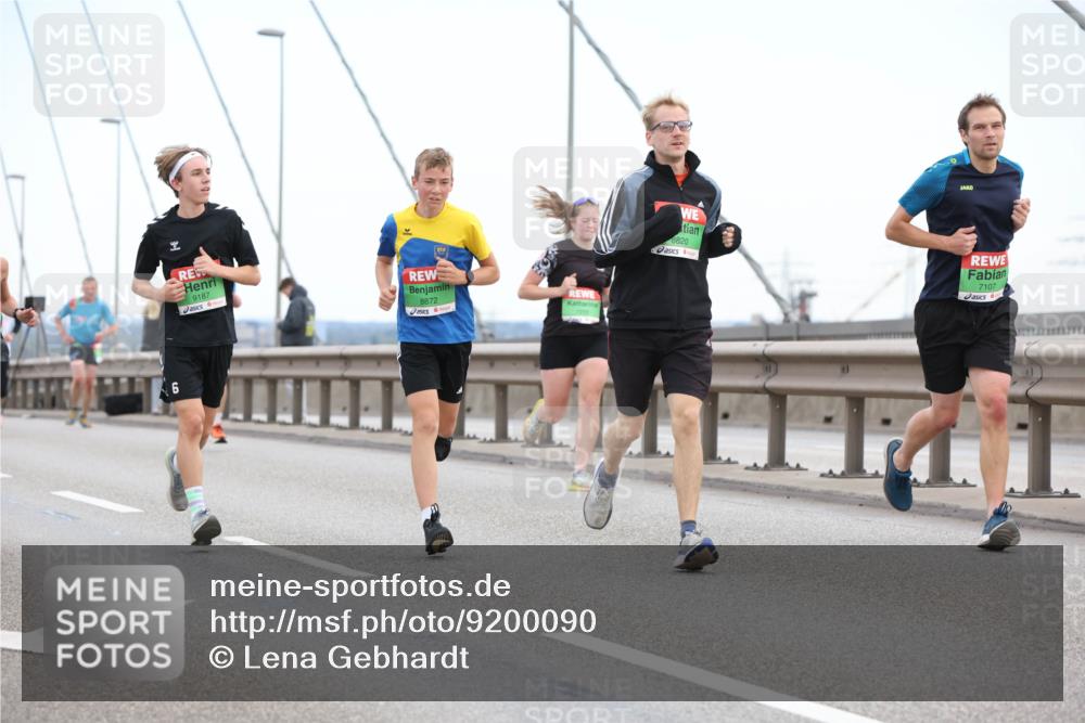 03.10.2025 - Köhlbrandbrückenlauf Lena Gebhardt http://msf.ph/oto/9200090 03.10.2025 15:21:25 Position 1 9187, 850, 8872, 6, 8820, 7107, 11 meine-sportfotos.de