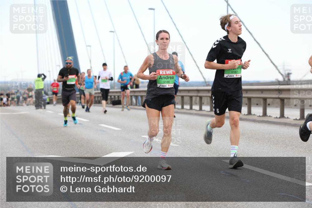 03.10.2025 - Köhlbrandbrückenlauf Lena Gebhardt http://msf.ph/oto/9200097 03.10.2025 15:21:27 Position 1 9186, 9187, 6 meine-sportfotos.de
