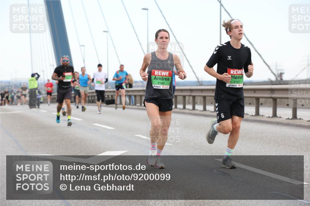 03.10.2025 - Köhlbrandbrückenlauf Lena Gebhardt http://msf.ph/oto/9200099 03.10.2025 15:21:27 Position 1 9186, 9187, 16 meine-sportfotos.de
