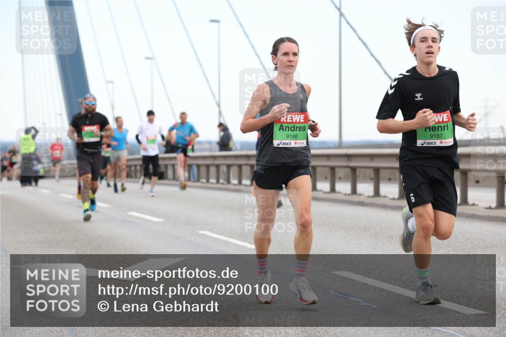 03.10.2025 - Köhlbrandbrückenlauf Lena Gebhardt http://msf.ph/oto/9200100 03.10.2025 15:21:28 Position 1 9186, 9187 meine-sportfotos.de