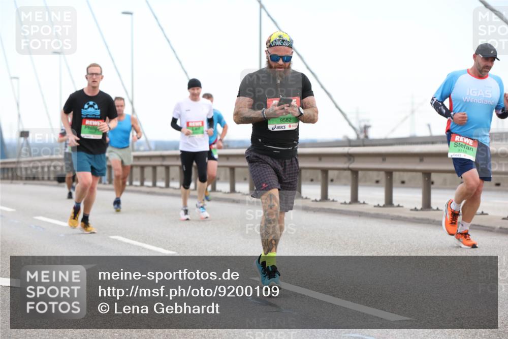 03.10.2025 - Köhlbrandbrückenlauf Lena Gebhardt http://msf.ph/oto/9200109 03.10.2025 15:21:31 Position 1 9582, 9118 meine-sportfotos.de