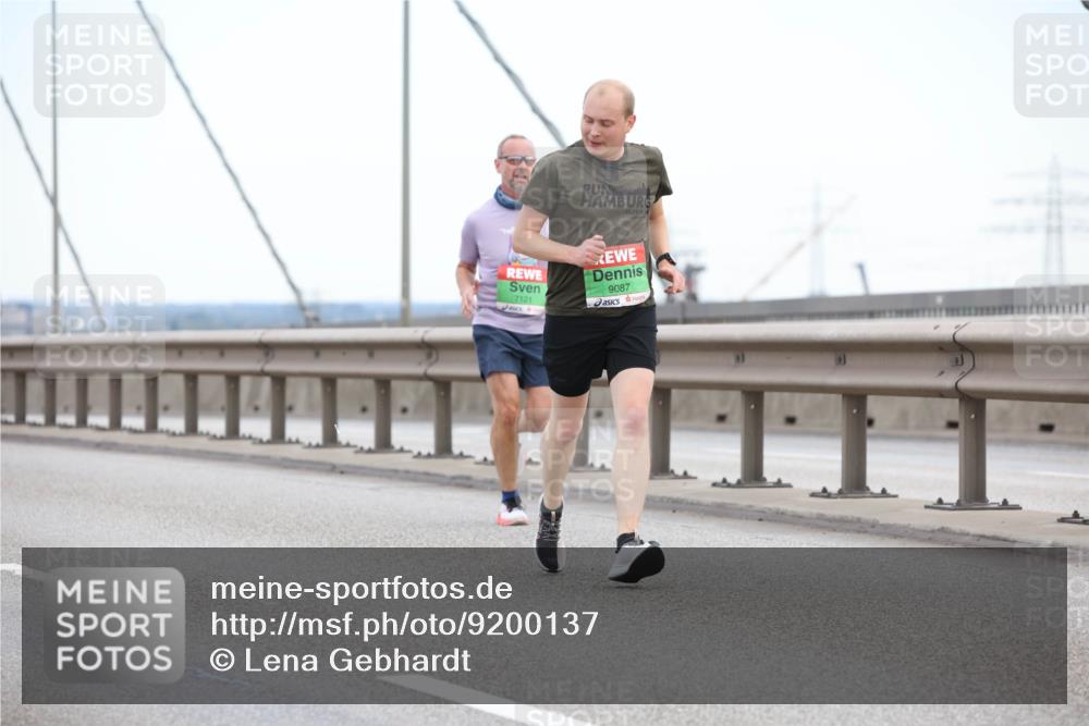 03.10.2025 - Köhlbrandbrückenlauf Lena Gebhardt http://msf.ph/oto/9200137 03.10.2025 15:21:45 Position 1 21, 0975, 7121, 9087 meine-sportfotos.de