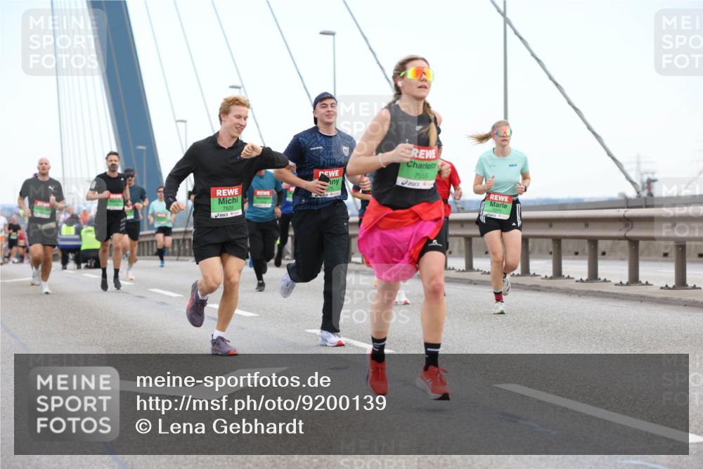 03.10.2025 - Köhlbrandbrückenlauf Lena Gebhardt http://msf.ph/oto/9200139 03.10.2025 15:21:50 Position 1 7520, 7555, 7271 meine-sportfotos.de