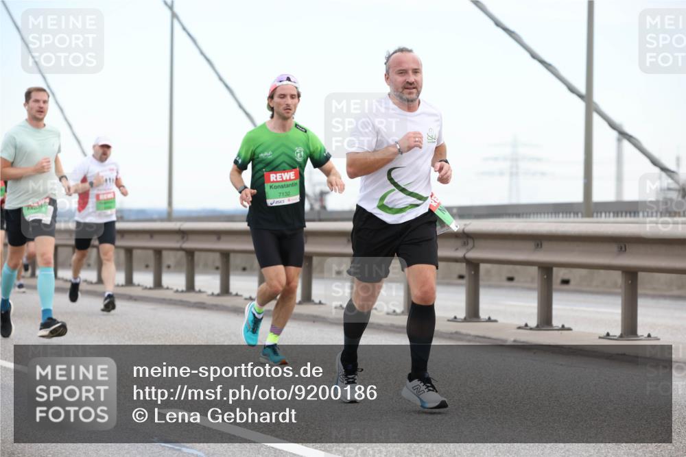 03.10.2025 - Köhlbrandbrückenlauf Lena Gebhardt http://msf.ph/oto/9200186 03.10.2025 15:22:02 Position 1 7132 meine-sportfotos.de
