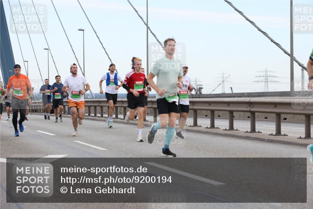 03.10.2025 - Köhlbrandbrückenlauf Lena Gebhardt http://msf.ph/oto/9200194 03.10.2025 15:22:04 Position 1  meine-sportfotos.de