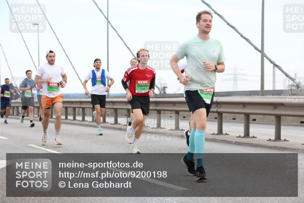 03.10.2025 - Köhlbrandbrückenlauf Lena Gebhardt http://msf.ph/oto/9200198 03.10.2025 15:22:05 Position 1 7352, 9182, 7225 meine-sportfotos.de
