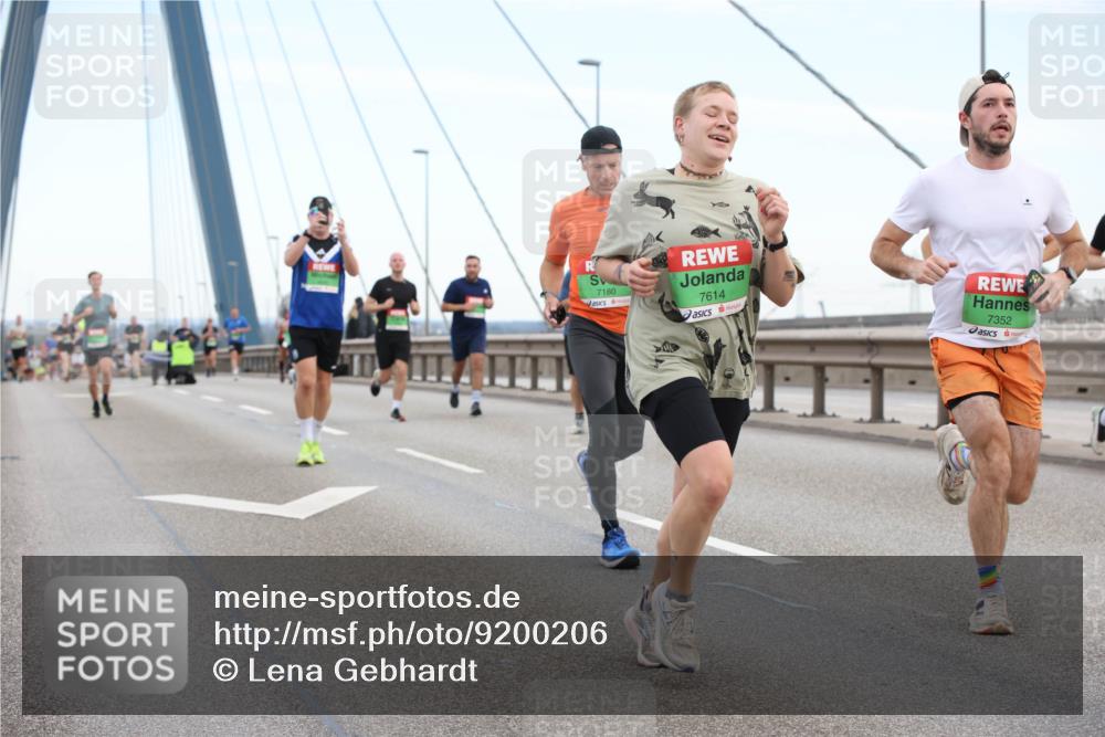 03.10.2025 - Köhlbrandbrückenlauf Lena Gebhardt http://msf.ph/oto/9200206 03.10.2025 15:22:07 Position 1 7180, 7614, 7352 meine-sportfotos.de