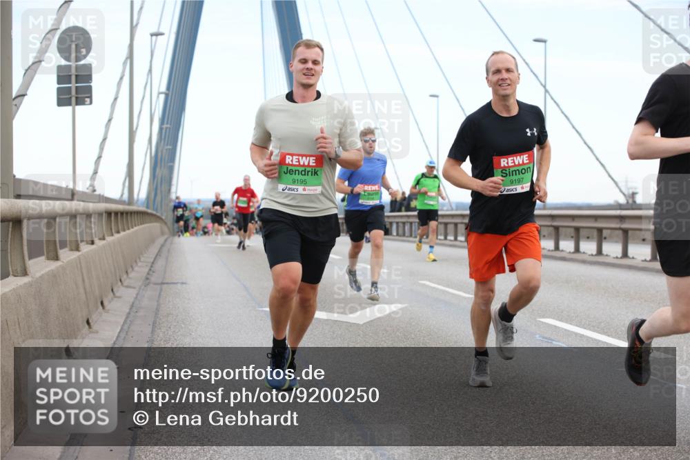 03.10.2025 - Köhlbrandbrückenlauf Lena Gebhardt http://msf.ph/oto/9200250 03.10.2025 15:22:23 Position 1 9197, 9195 meine-sportfotos.de