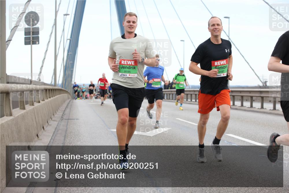 03.10.2025 - Köhlbrandbrückenlauf Lena Gebhardt http://msf.ph/oto/9200251 03.10.2025 15:22:24 Position 1 9195, 9197 meine-sportfotos.de