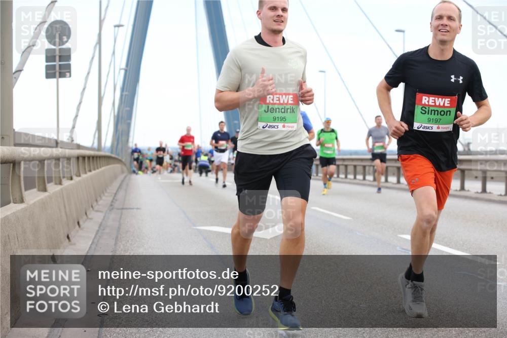 03.10.2025 - Köhlbrandbrückenlauf Lena Gebhardt http://msf.ph/oto/9200252 03.10.2025 15:22:24 Position 1 9195, 9197 meine-sportfotos.de