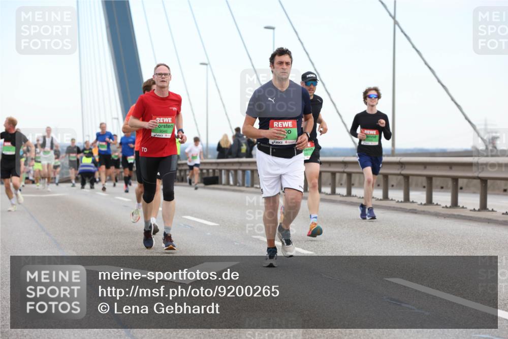 03.10.2025 - Köhlbrandbrückenlauf Lena Gebhardt http://msf.ph/oto/9200265 03.10.2025 15:22:29 Position 1 9346 meine-sportfotos.de