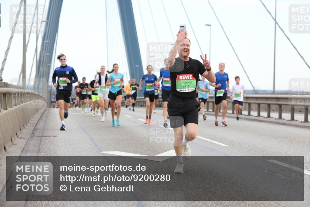 03.10.2025 - Köhlbrandbrückenlauf Lena Gebhardt http://msf.ph/oto/9200280 03.10.2025 15:22:34 Position 1 9715 meine-sportfotos.de