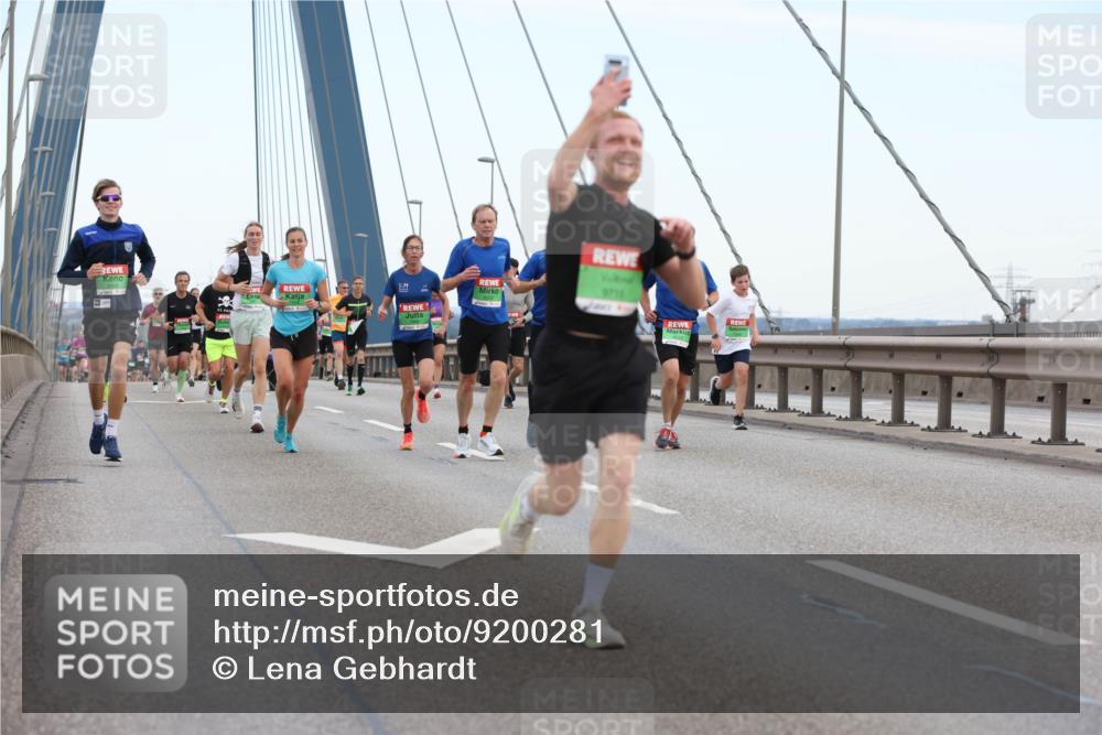 03.10.2025 - Köhlbrandbrückenlauf Lena Gebhardt http://msf.ph/oto/9200281 03.10.2025 15:22:35 Position 1 9715 meine-sportfotos.de