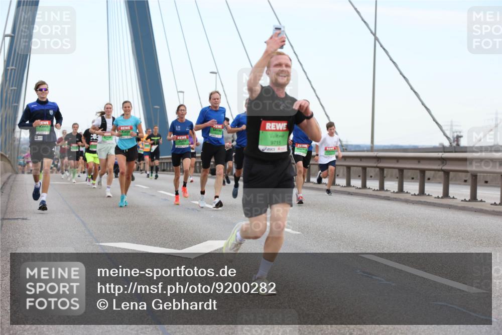 03.10.2025 - Köhlbrandbrückenlauf Lena Gebhardt http://msf.ph/oto/9200282 03.10.2025 15:22:35 Position 1 9715 meine-sportfotos.de