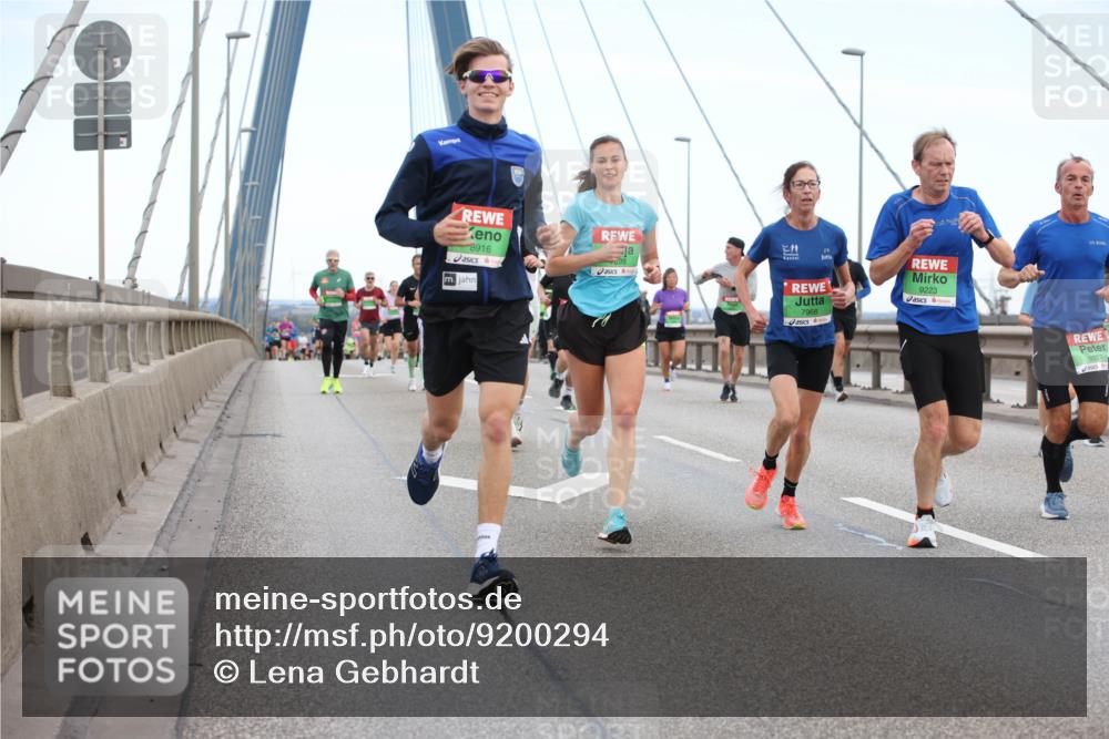 03.10.2025 - Köhlbrandbrückenlauf Lena Gebhardt http://msf.ph/oto/9200294 03.10.2025 15:22:38 Position 1 8916, 7968, 9223, 9227 meine-sportfotos.de