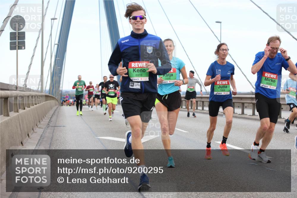 03.10.2025 - Köhlbrandbrückenlauf Lena Gebhardt http://msf.ph/oto/9200295 03.10.2025 15:22:38 Position 1 8916, 850, 7898, 7968, 9223 meine-sportfotos.de