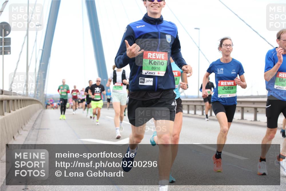 03.10.2025 - Köhlbrandbrückenlauf Lena Gebhardt http://msf.ph/oto/9200296 03.10.2025 15:22:39 Position 1 850, 8916, 7968, 922 meine-sportfotos.de