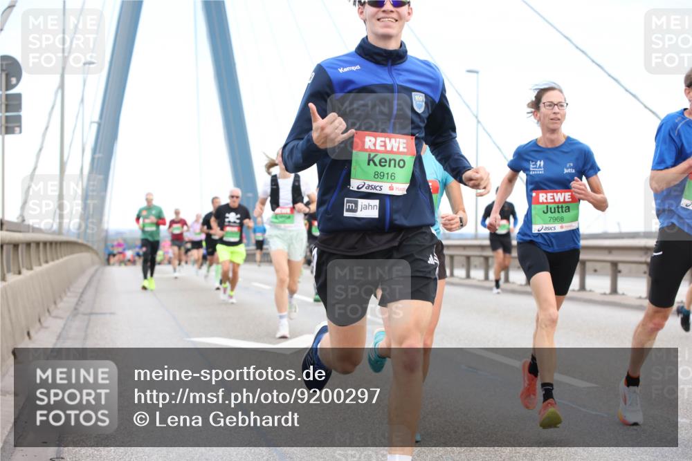 03.10.2025 - Köhlbrandbrückenlauf Lena Gebhardt http://msf.ph/oto/9200297 03.10.2025 15:22:39 Position 1 8916, 7968 meine-sportfotos.de