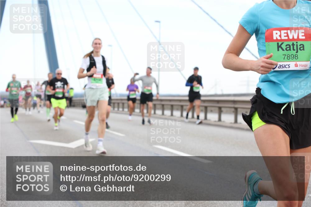 03.10.2025 - Köhlbrandbrückenlauf Lena Gebhardt http://msf.ph/oto/9200299 03.10.2025 15:22:40 Position 1 7898 meine-sportfotos.de