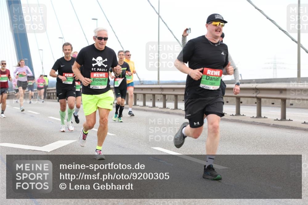 03.10.2025 - Köhlbrandbrückenlauf Lena Gebhardt http://msf.ph/oto/9200305 03.10.2025 15:22:42 Position 1 7406, 8780, 7356 meine-sportfotos.de