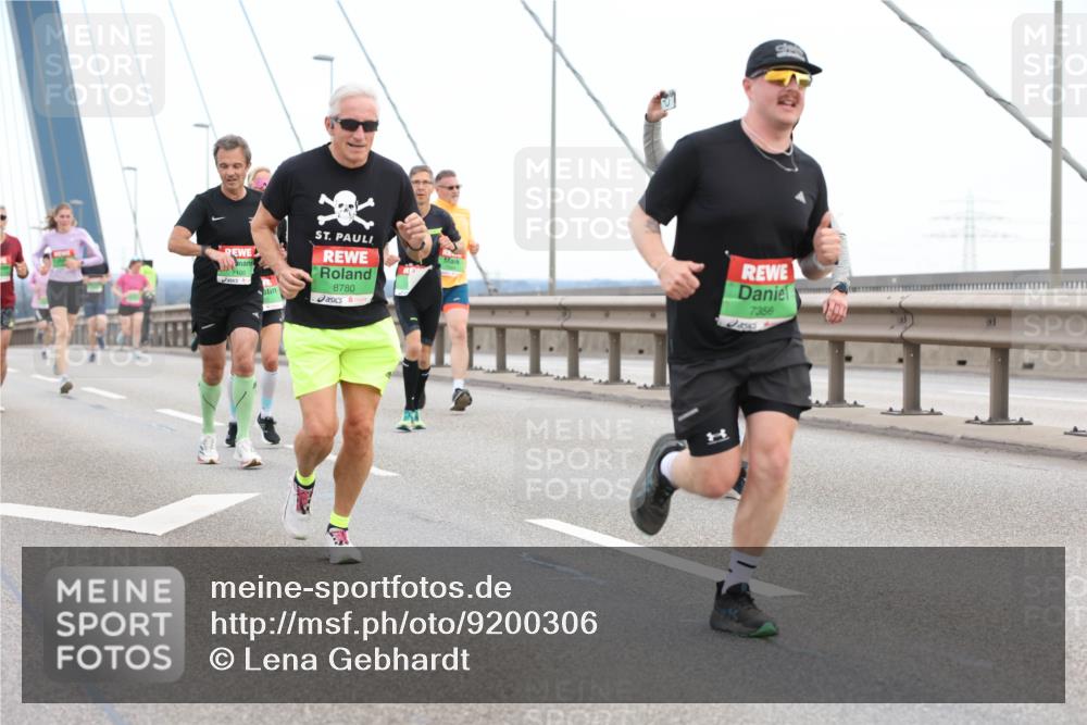 03.10.2025 - Köhlbrandbrückenlauf Lena Gebhardt http://msf.ph/oto/9200306 03.10.2025 15:22:42 Position 1 7406, 8780, 7356 meine-sportfotos.de