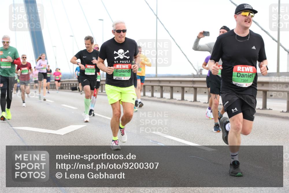 03.10.2025 - Köhlbrandbrückenlauf Lena Gebhardt http://msf.ph/oto/9200307 03.10.2025 15:22:42 Position 1 8780, 7356 meine-sportfotos.de