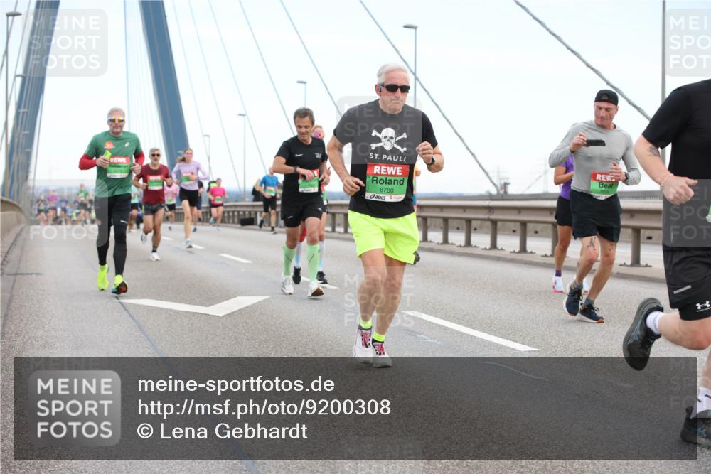 03.10.2025 - Köhlbrandbrückenlauf Lena Gebhardt http://msf.ph/oto/9200308 03.10.2025 15:22:43 Position 1 8780 meine-sportfotos.de