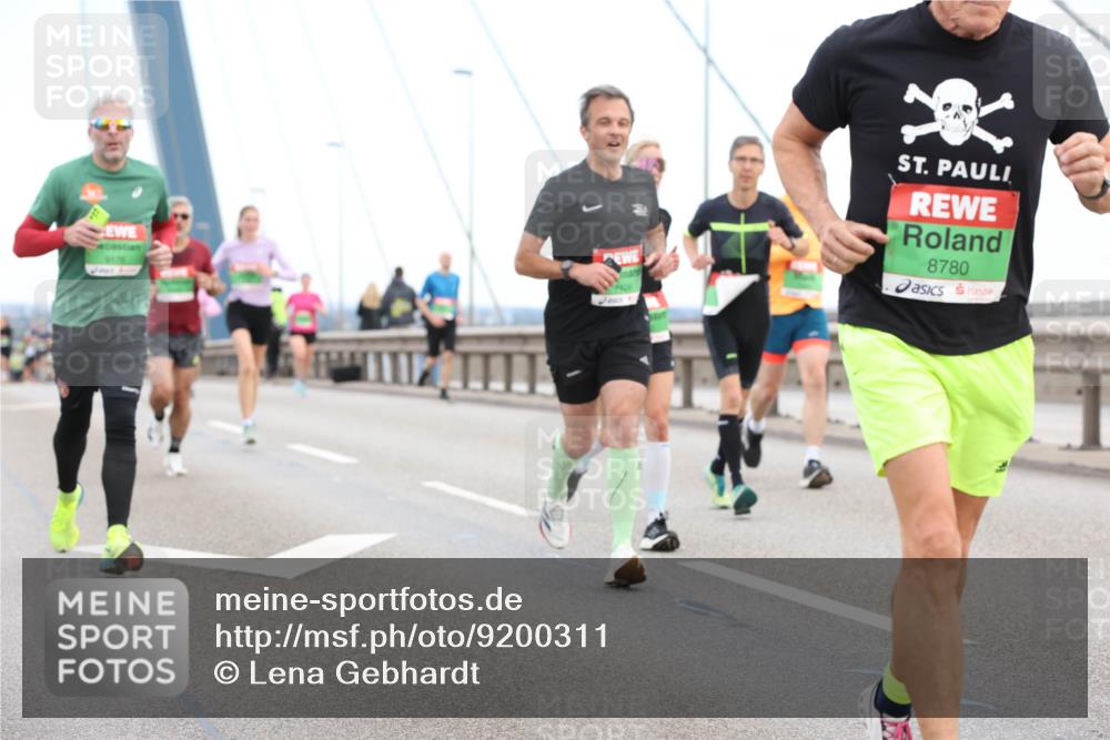 03.10.2025 - Köhlbrandbrückenlauf Lena Gebhardt http://msf.ph/oto/9200311 03.10.2025 15:22:44 Position 1 8780 meine-sportfotos.de