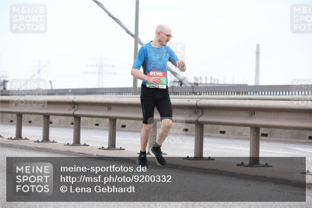03.10.2025 - Köhlbrandbrückenlauf Lena Gebhardt http://msf.ph/oto/9200332 03.10.2025 15:22:50 Position 1  meine-sportfotos.de