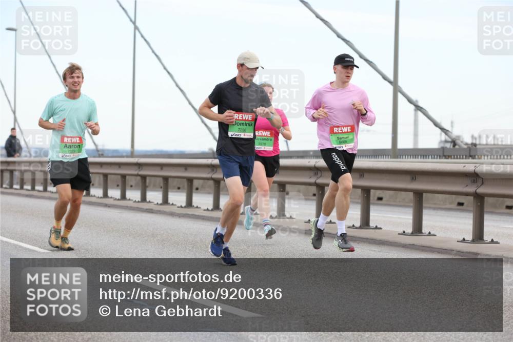 03.10.2025 - Köhlbrandbrückenlauf Lena Gebhardt http://msf.ph/oto/9200336 03.10.2025 15:22:51 Position 1 7329, 7238, 9370, 9665 meine-sportfotos.de