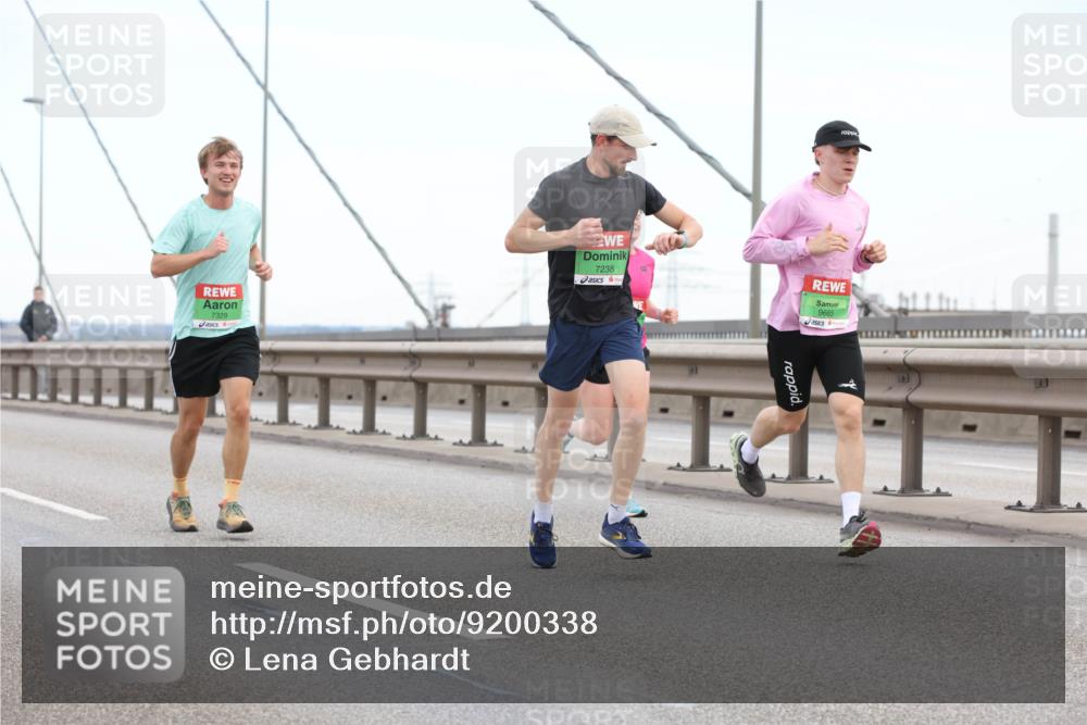 03.10.2025 - Köhlbrandbrückenlauf Lena Gebhardt http://msf.ph/oto/9200338 03.10.2025 15:22:51 Position 1 7329, 7238, 9665 meine-sportfotos.de