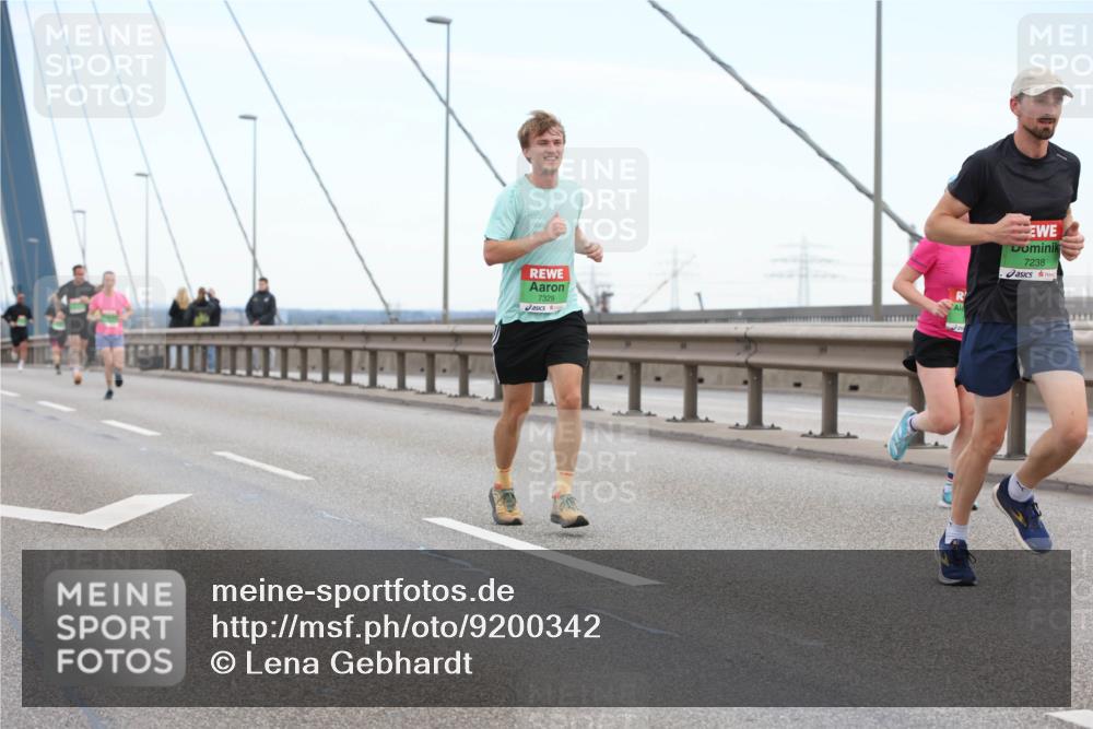 03.10.2025 - Köhlbrandbrückenlauf Lena Gebhardt http://msf.ph/oto/9200342 03.10.2025 15:22:52 Position 1 7329, 7238 meine-sportfotos.de