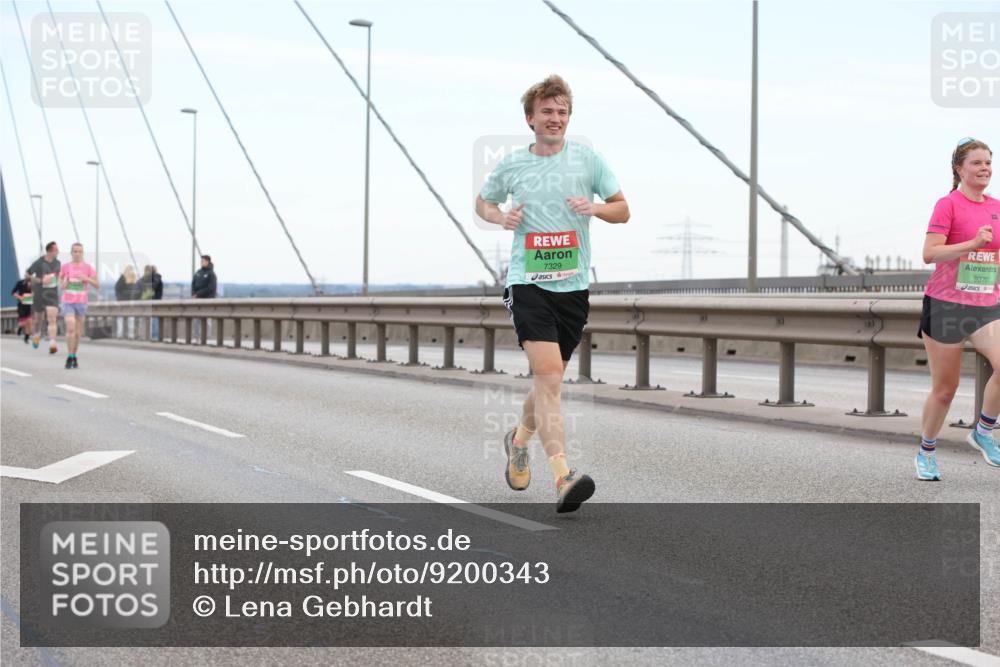 03.10.2025 - Köhlbrandbrückenlauf Lena Gebhardt http://msf.ph/oto/9200343 03.10.2025 15:22:52 Position 1 7329, 9370 meine-sportfotos.de