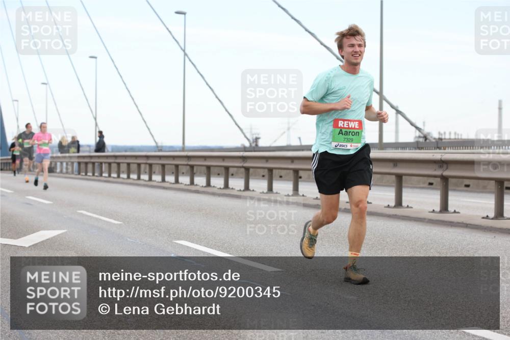 03.10.2025 - Köhlbrandbrückenlauf Lena Gebhardt http://msf.ph/oto/9200345 03.10.2025 15:22:53 Position 1 7329 meine-sportfotos.de