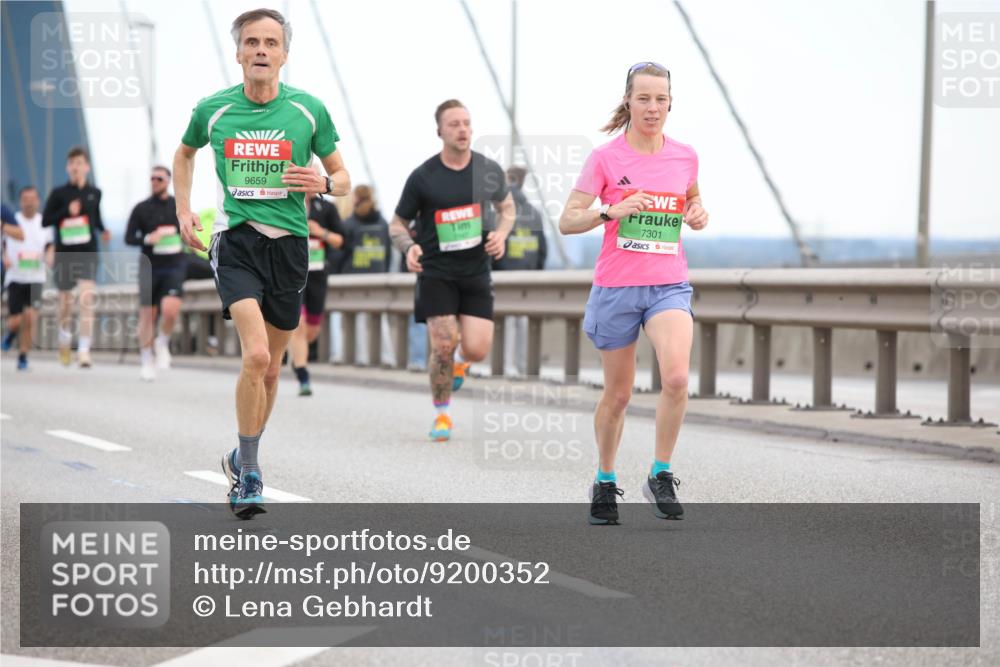 03.10.2025 - Köhlbrandbrückenlauf Lena Gebhardt http://msf.ph/oto/9200352 03.10.2025 15:22:56 Position 1 9659, 7301 meine-sportfotos.de