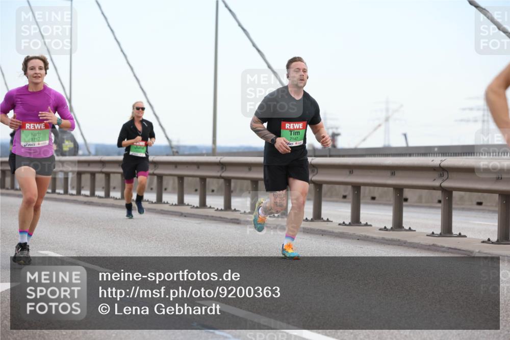 03.10.2025 - Köhlbrandbrückenlauf Lena Gebhardt http://msf.ph/oto/9200363 03.10.2025 15:22:59 Position 1 9717, 7147 meine-sportfotos.de