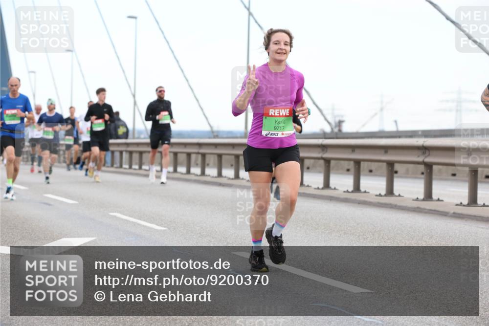 03.10.2025 - Köhlbrandbrückenlauf Lena Gebhardt http://msf.ph/oto/9200370 03.10.2025 15:23:01 Position 1 9717 meine-sportfotos.de