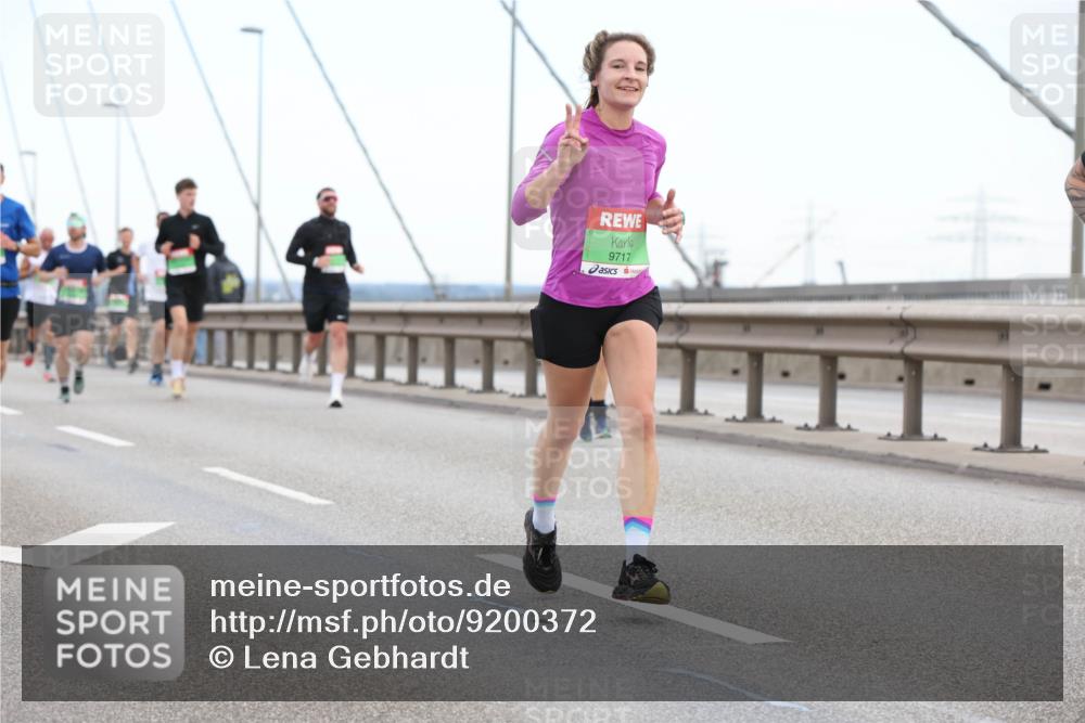 03.10.2025 - Köhlbrandbrückenlauf Lena Gebhardt http://msf.ph/oto/9200372 03.10.2025 15:23:01 Position 1 9717 meine-sportfotos.de